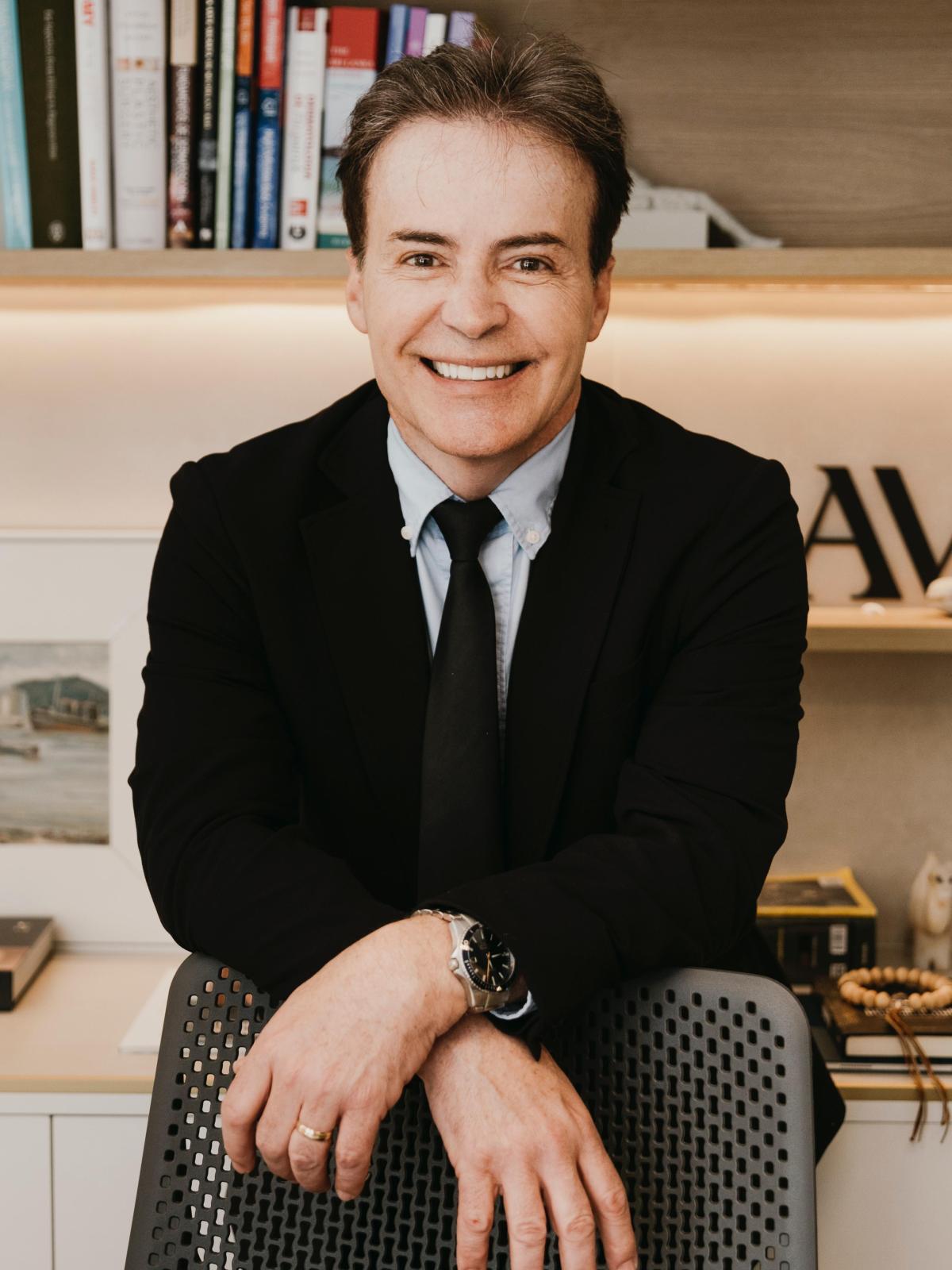 Andre Mattos, MD Professional Background Image