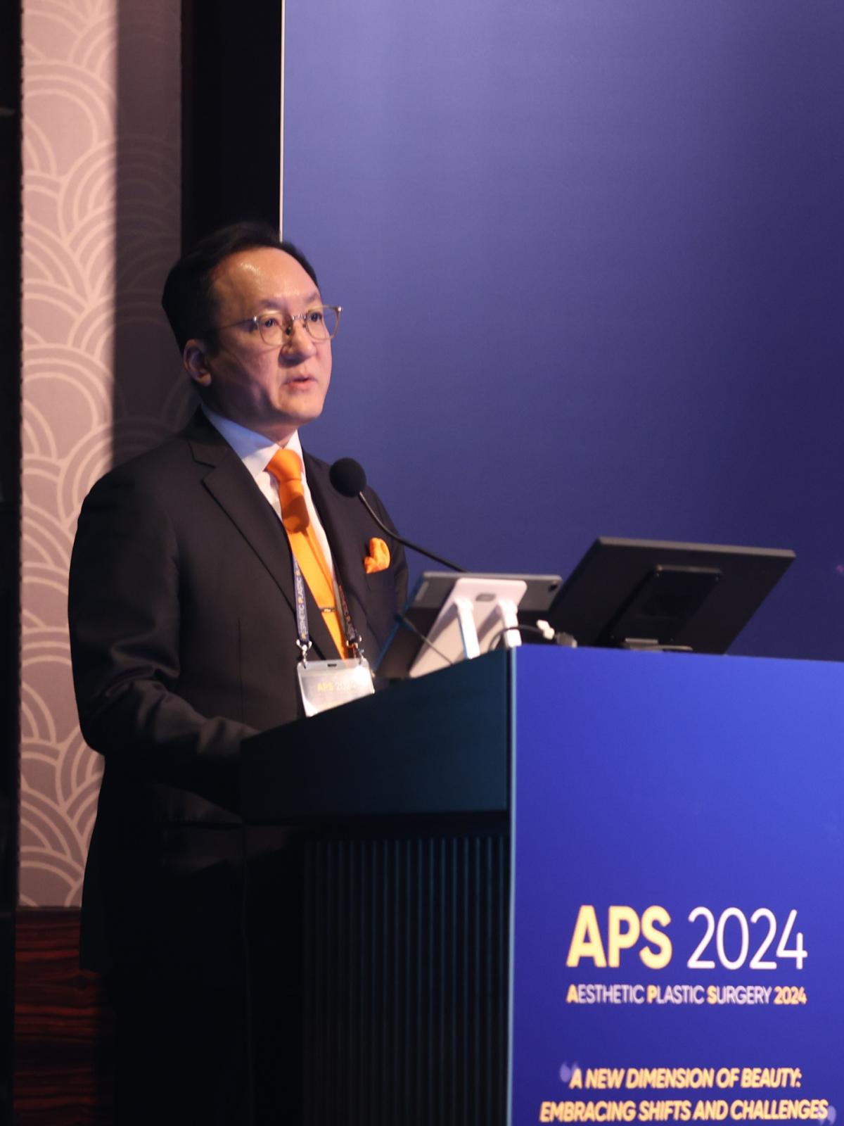 Hong-Ki Lee, MD Professional Background Image