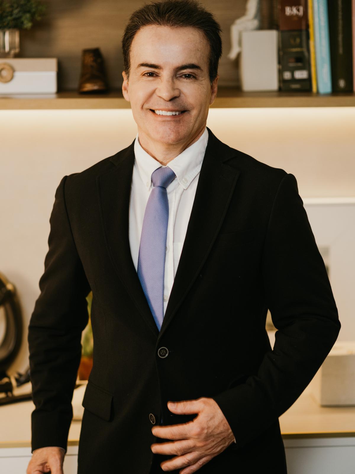 Andre Mattos, MD Professional Background Image