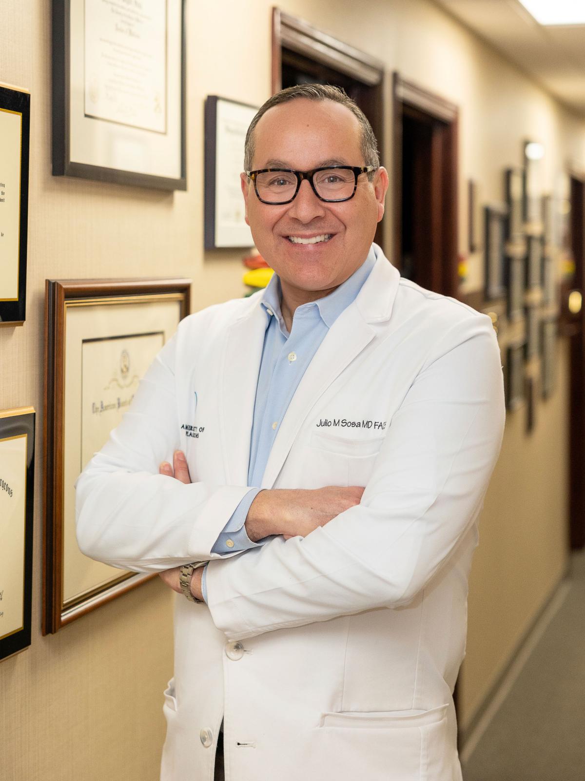 Julio Sosa, MD Professional Background Image